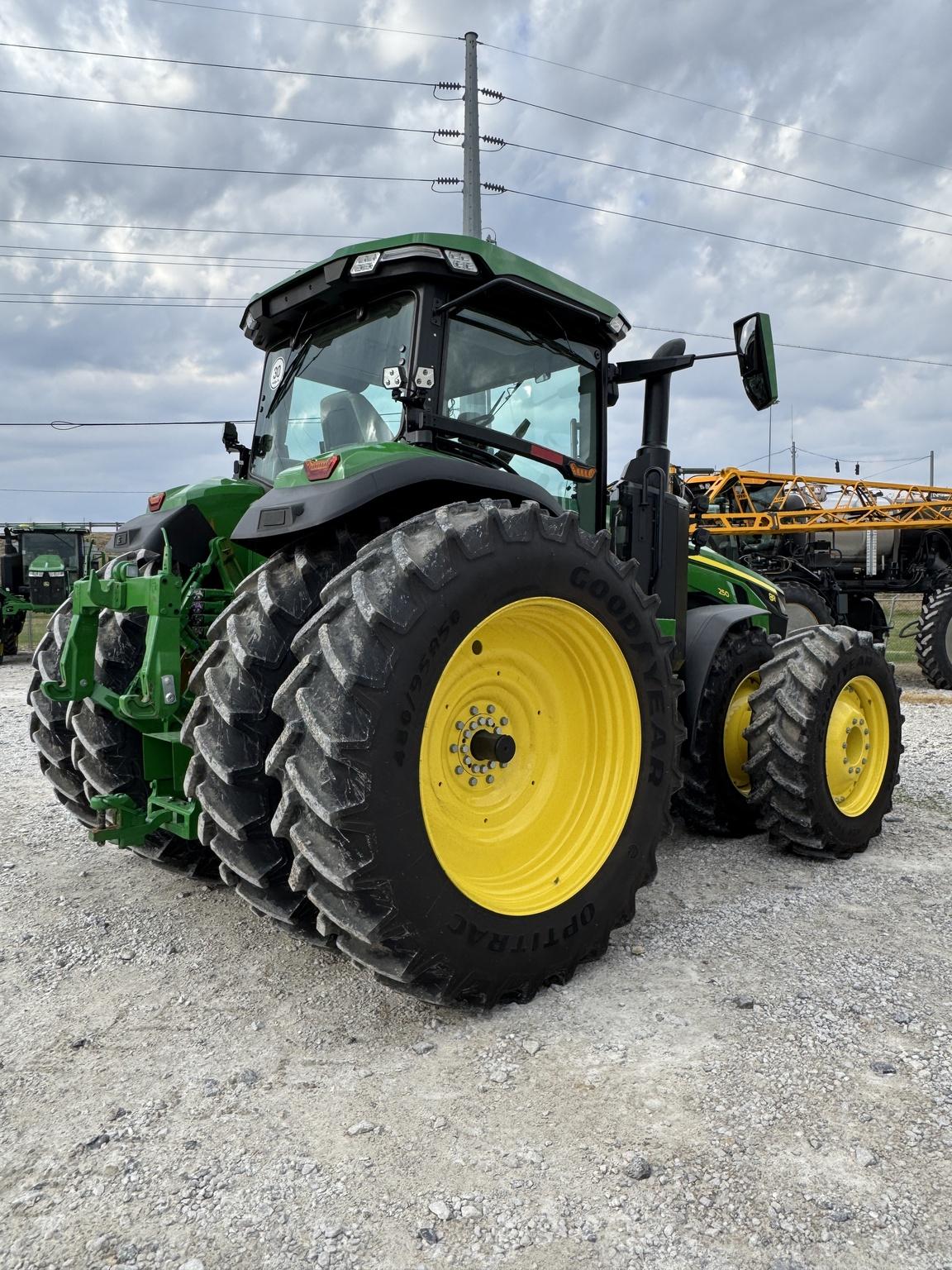 2022 John Deere 8R 250