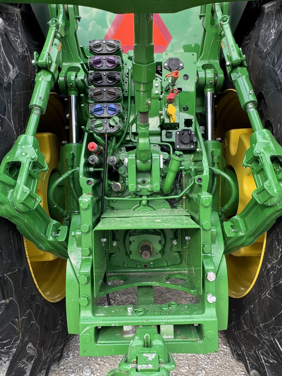 2022 John Deere 8R 250