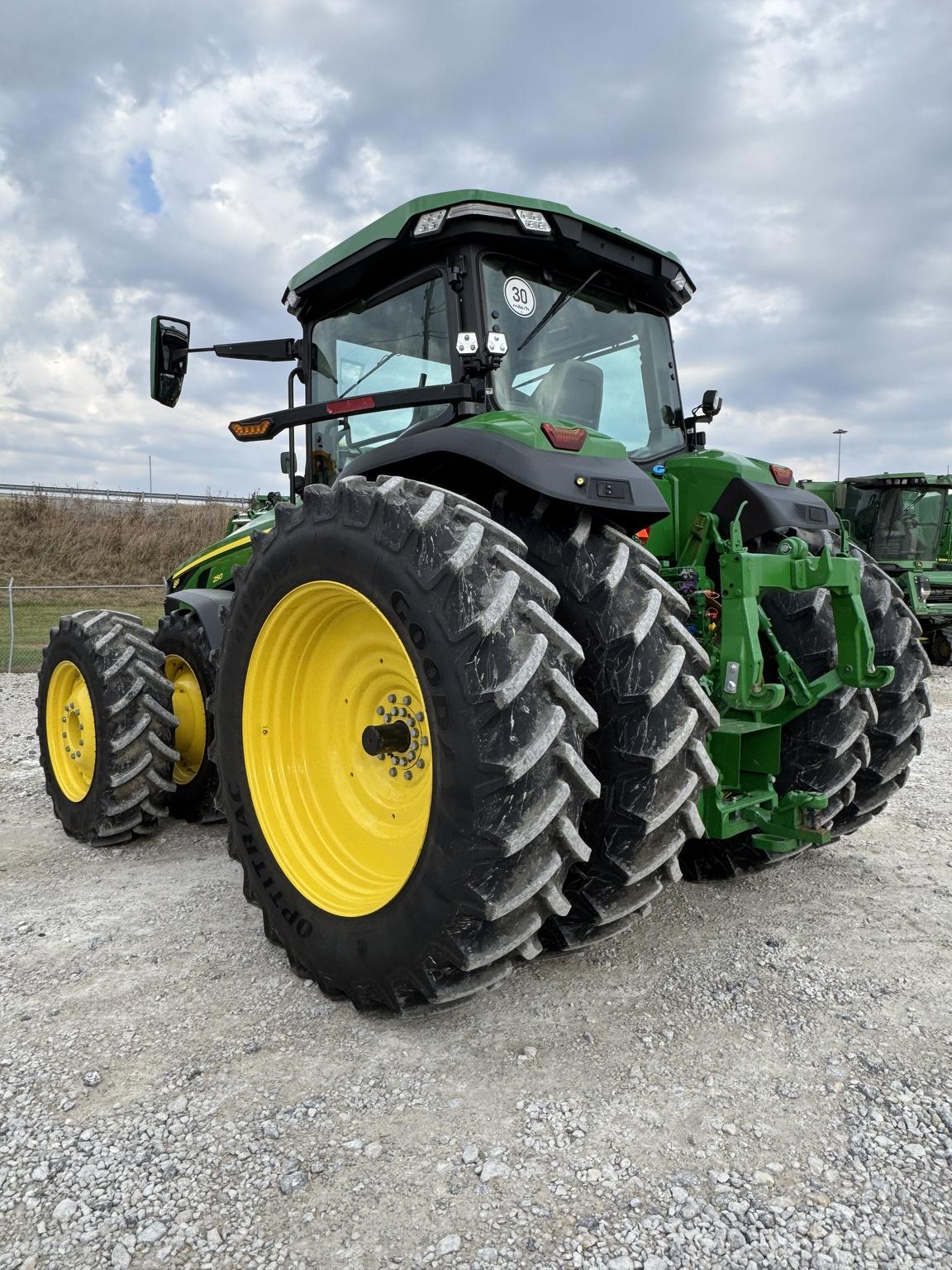 2022 John Deere 8R 250