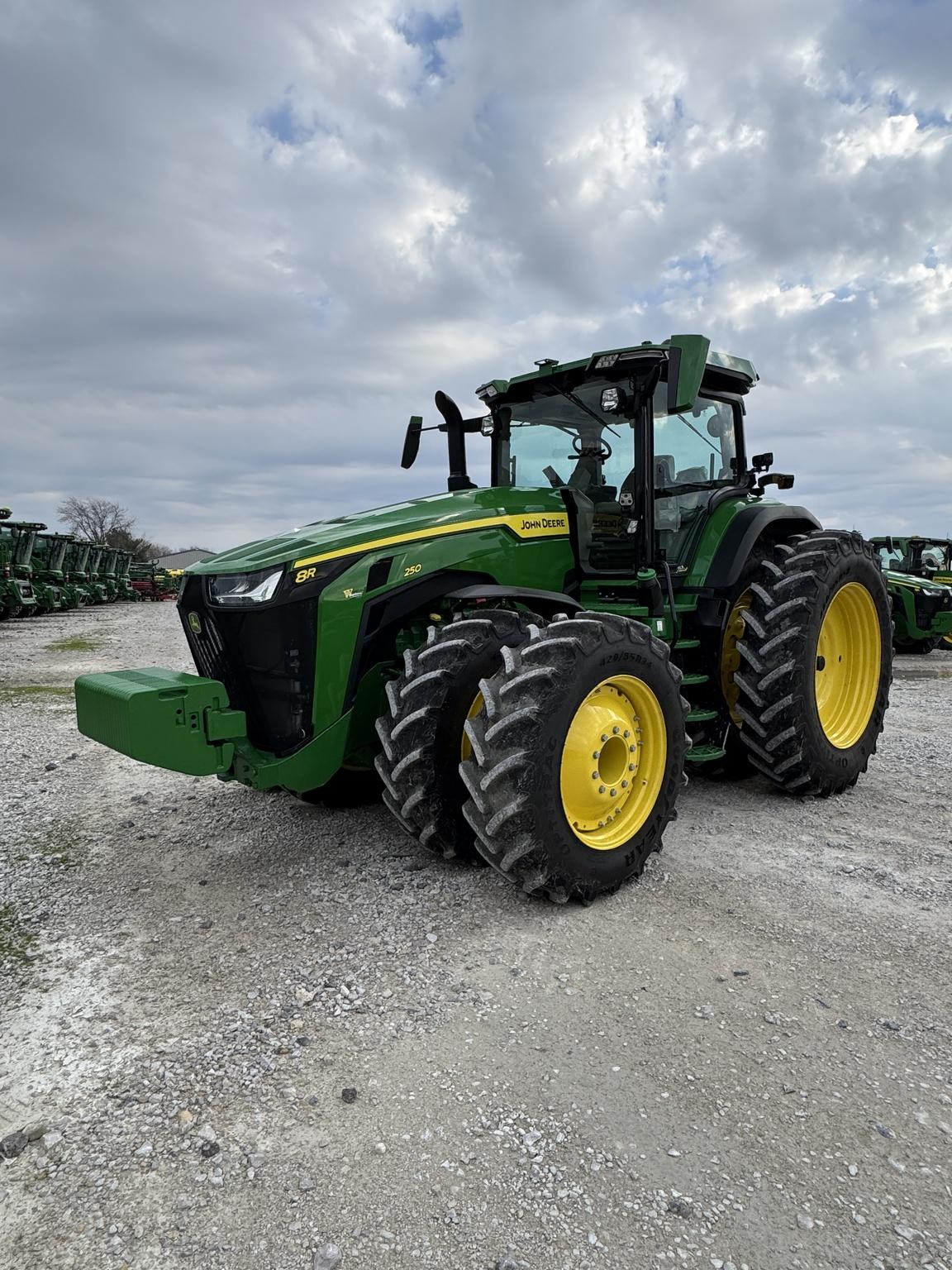 2022 John Deere 8R 250