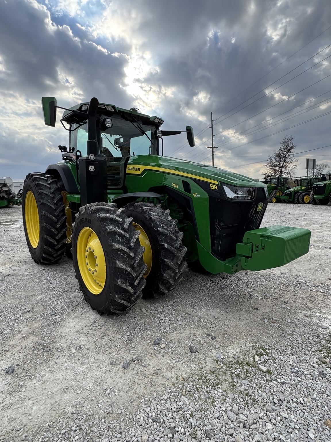 2022 John Deere 8R 250