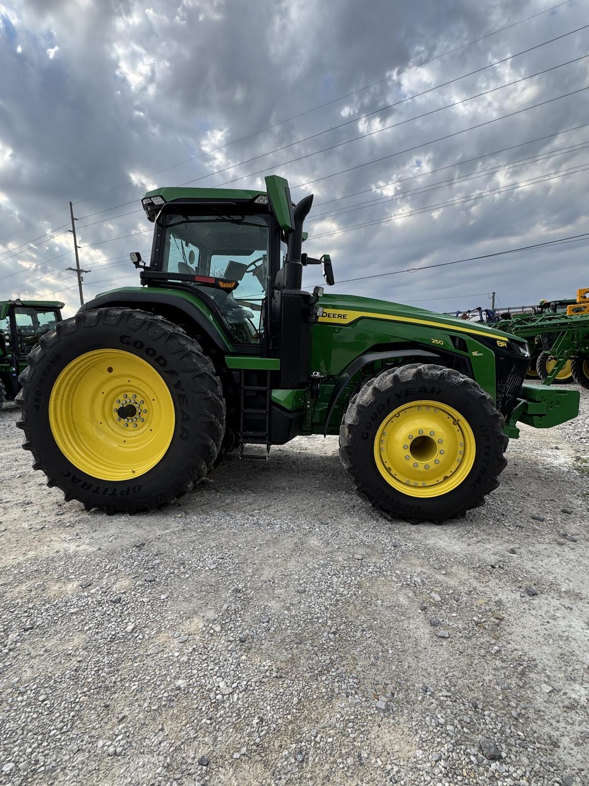 2022 John Deere 8R 250