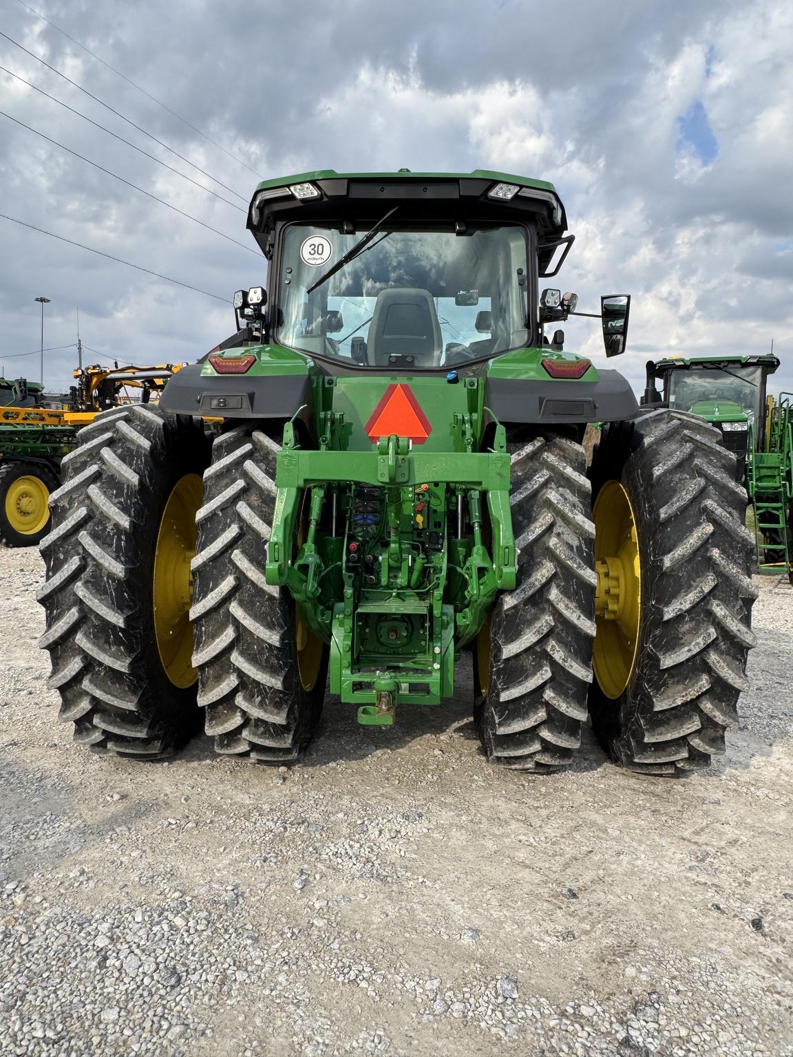 2022 John Deere 8R 250