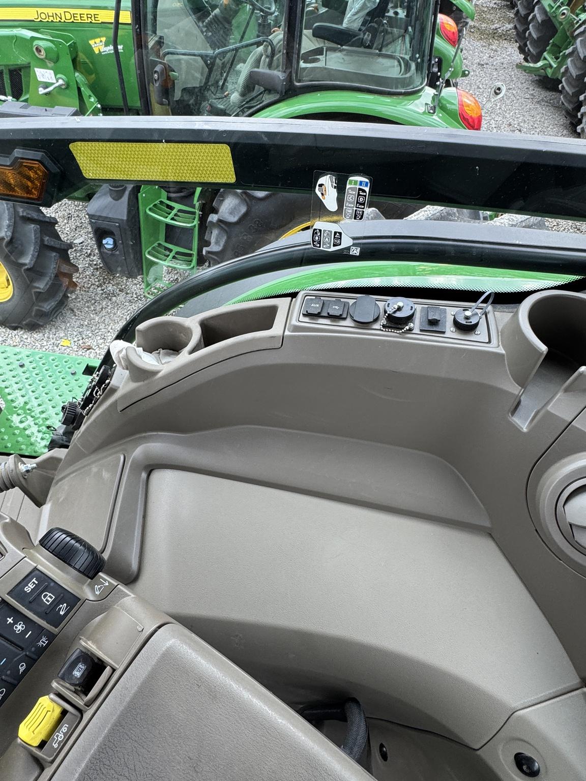 2022 John Deere 8R 250