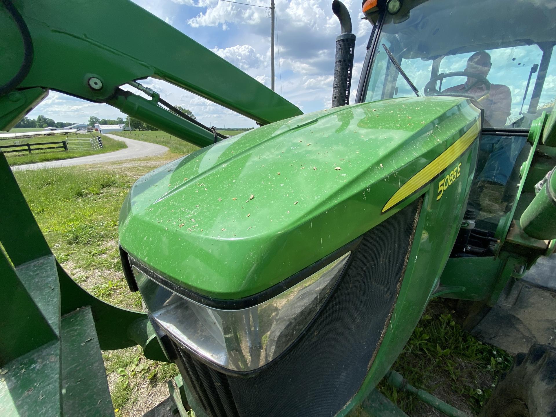 2016 John Deere 5085E