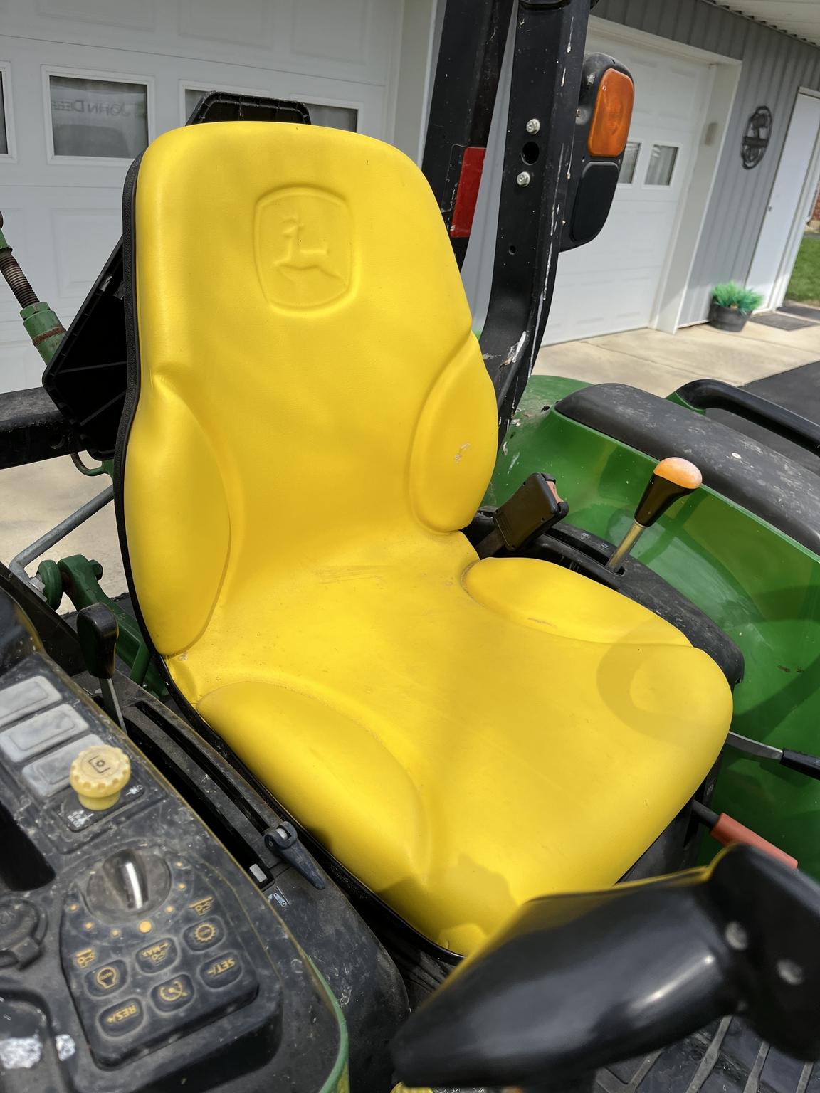 2015 John Deere 3046R Image