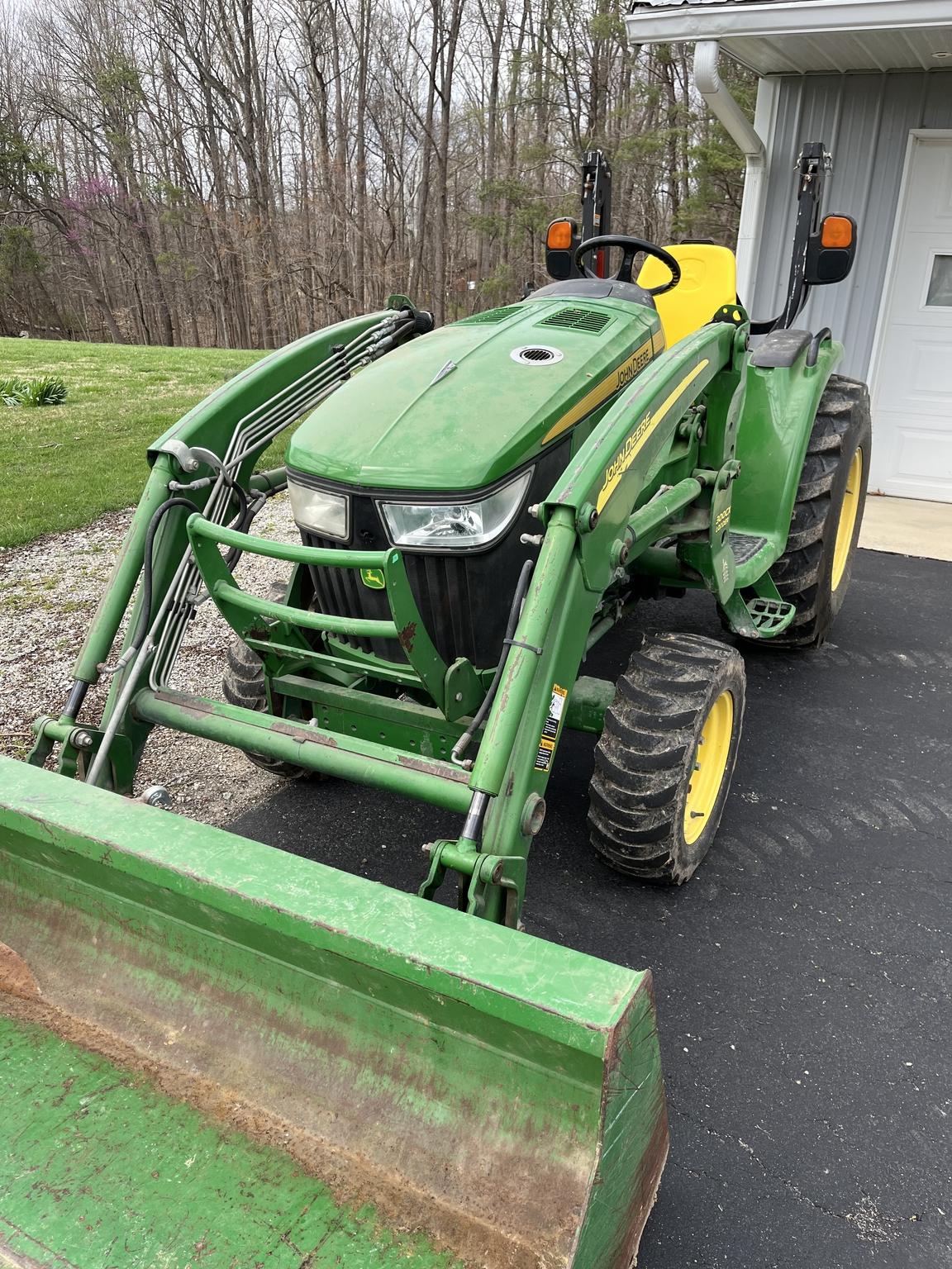 2015 John Deere 3046R Image