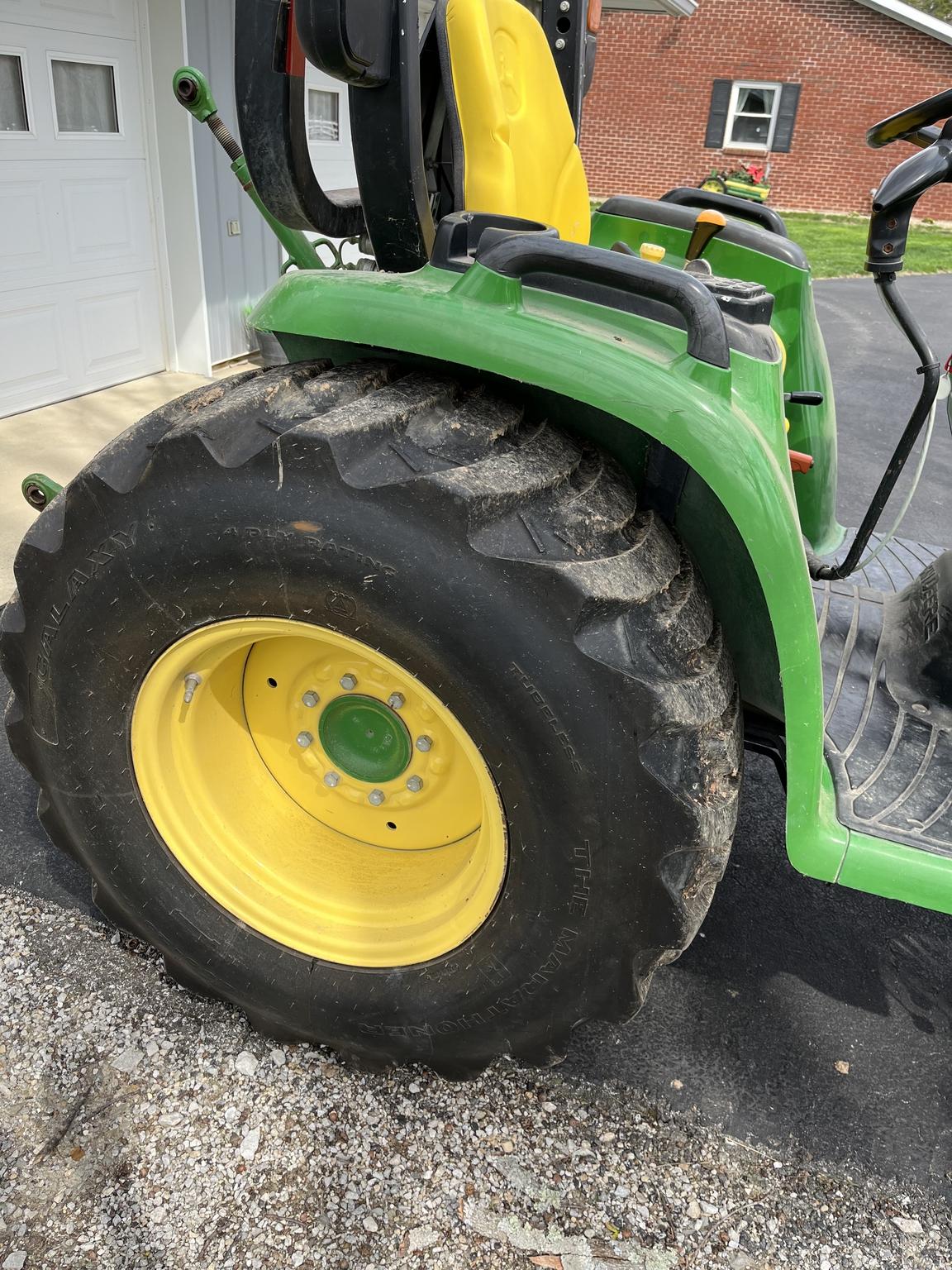 2015 John Deere 3046R Image