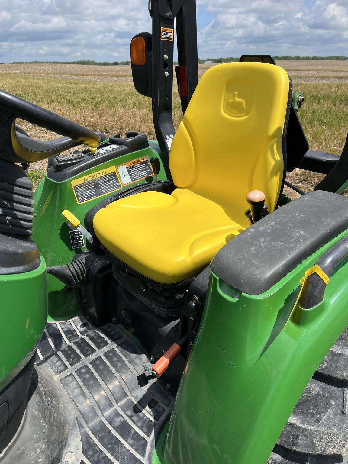 2015 John Deere 3046R Image
