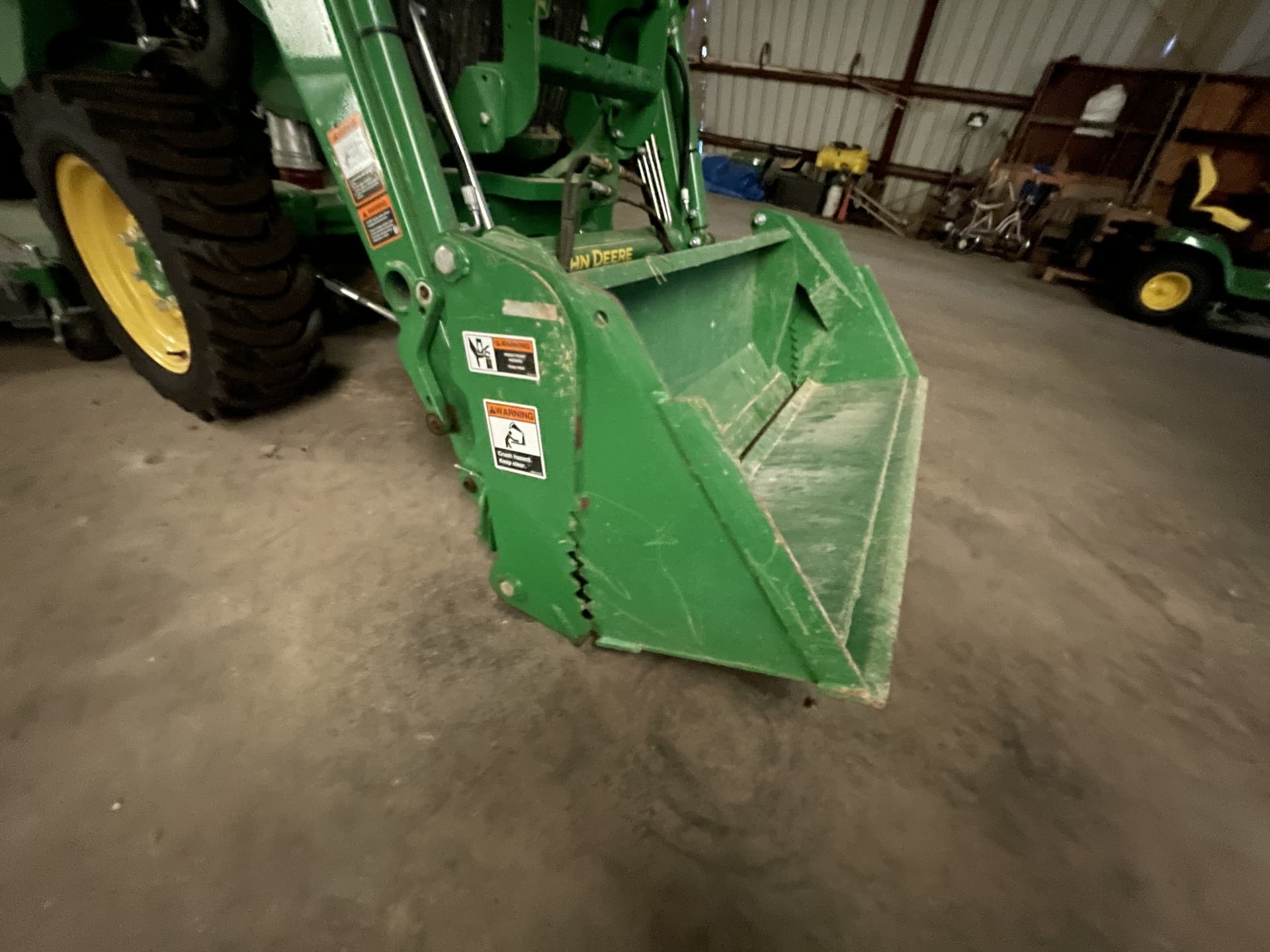 2022 John Deere 3033R Image