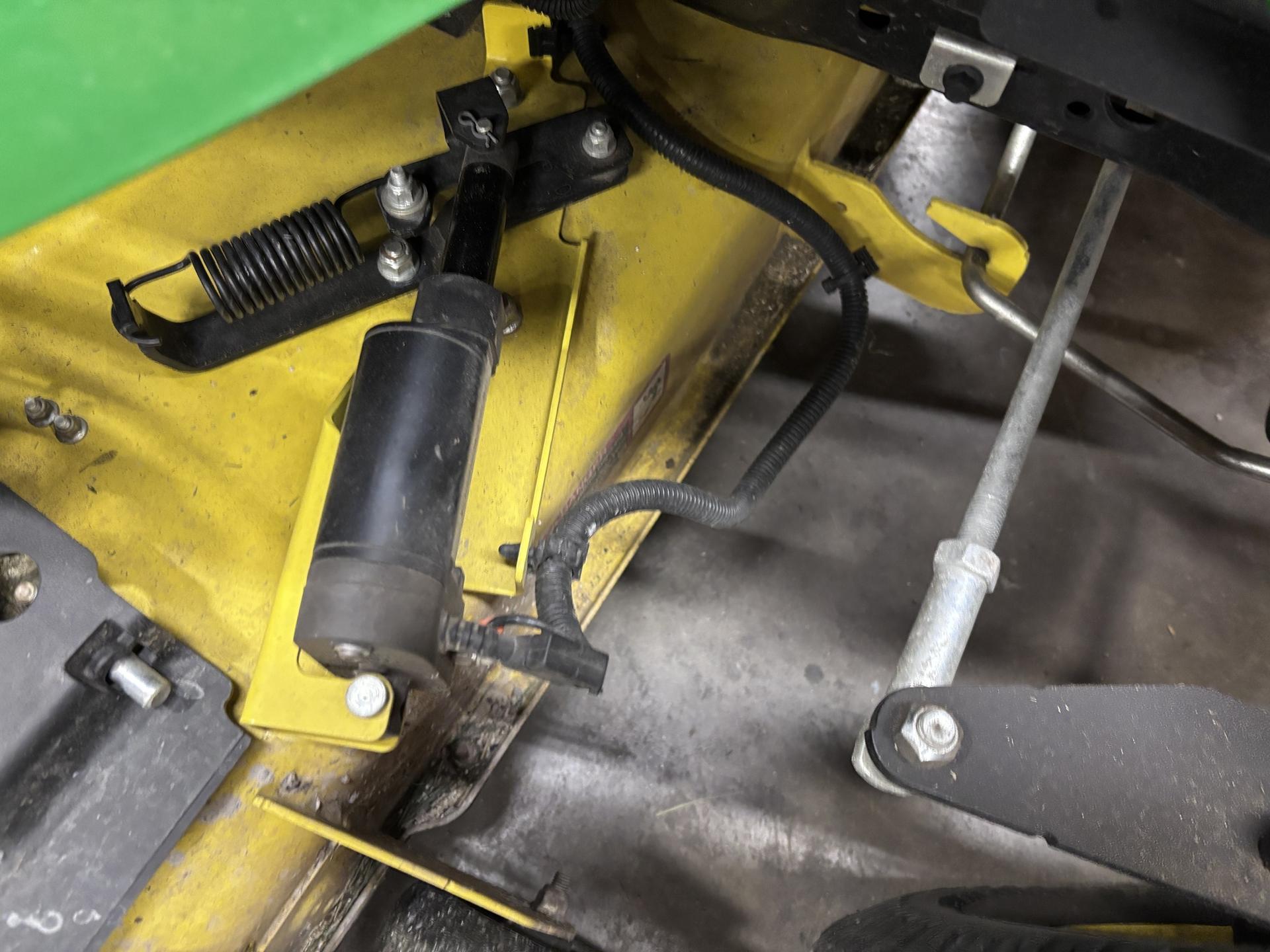 2019 John Deere X370 Image