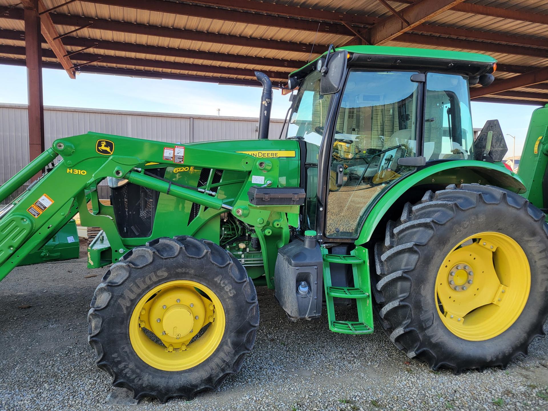 2016 John Deere 6120E