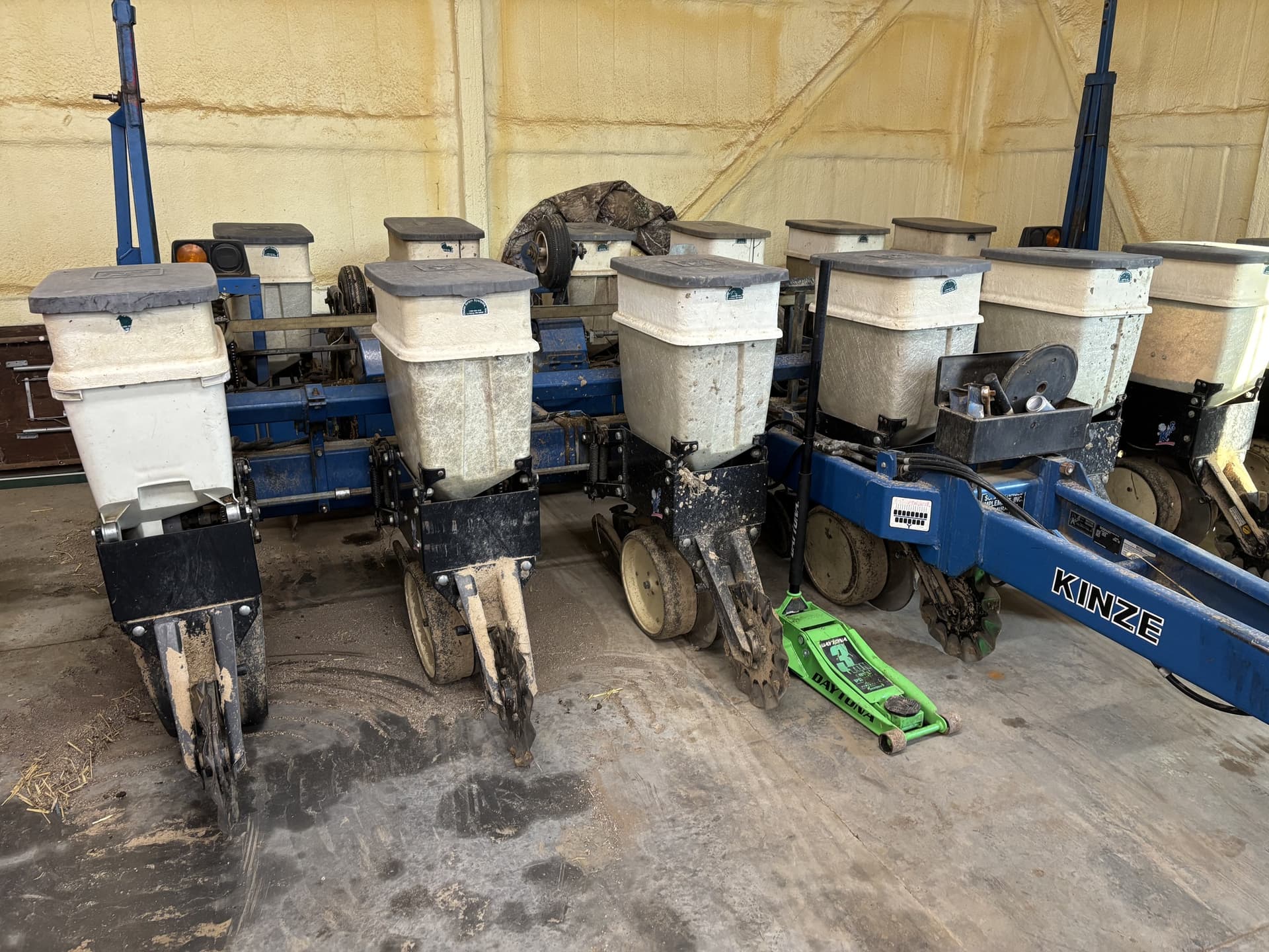 1999 Kinze 2000 Image