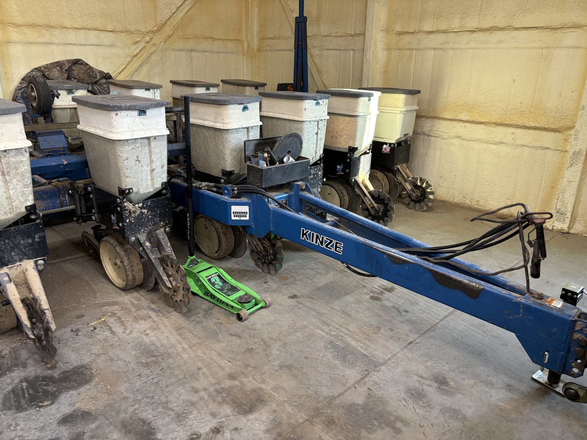 1999 Kinze 2000 Image