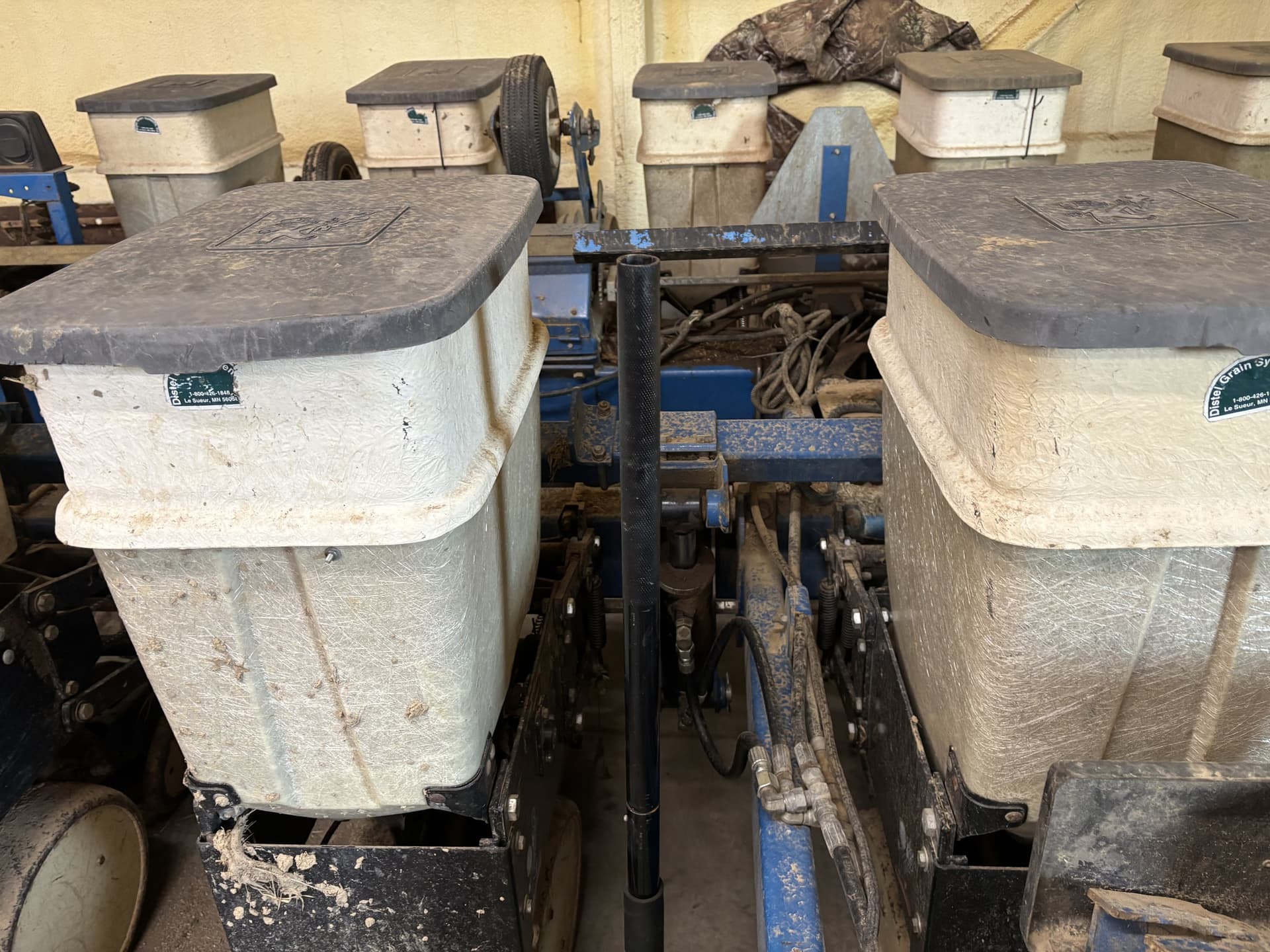 1999 Kinze 2000 Image