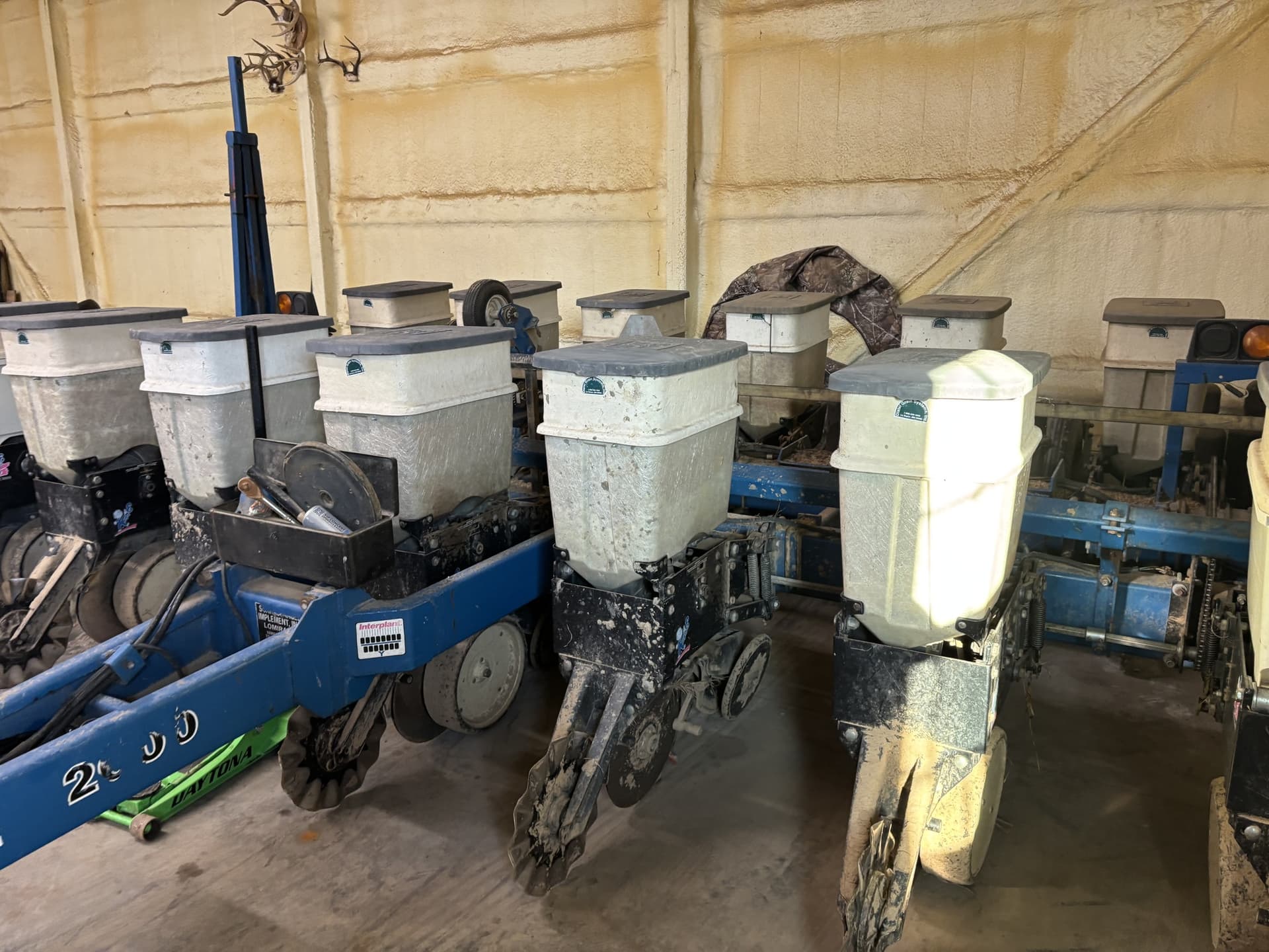 1999 Kinze 2000 Image