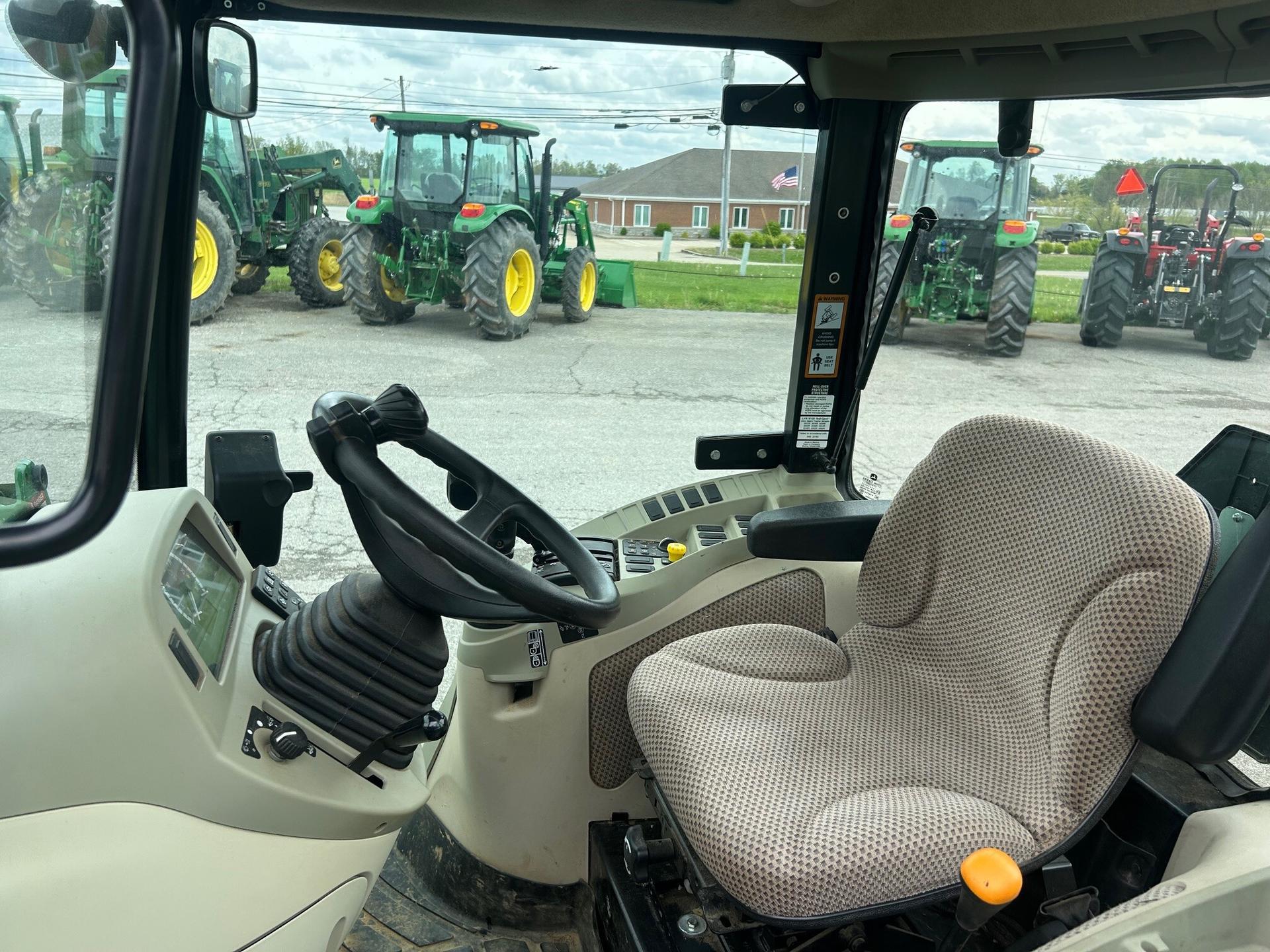 2015 John Deere 3033R Image
