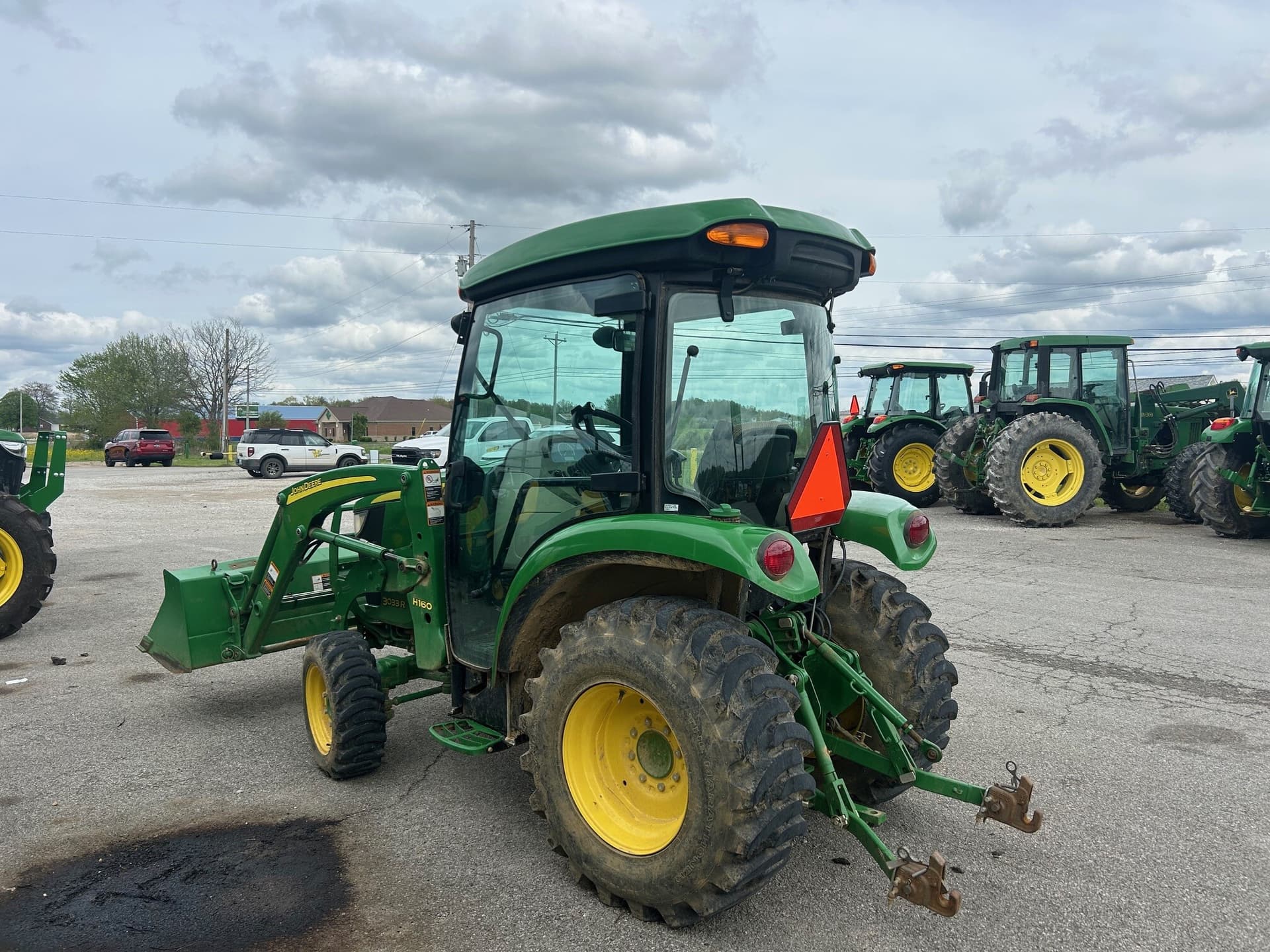 2015 John Deere 3033R Image