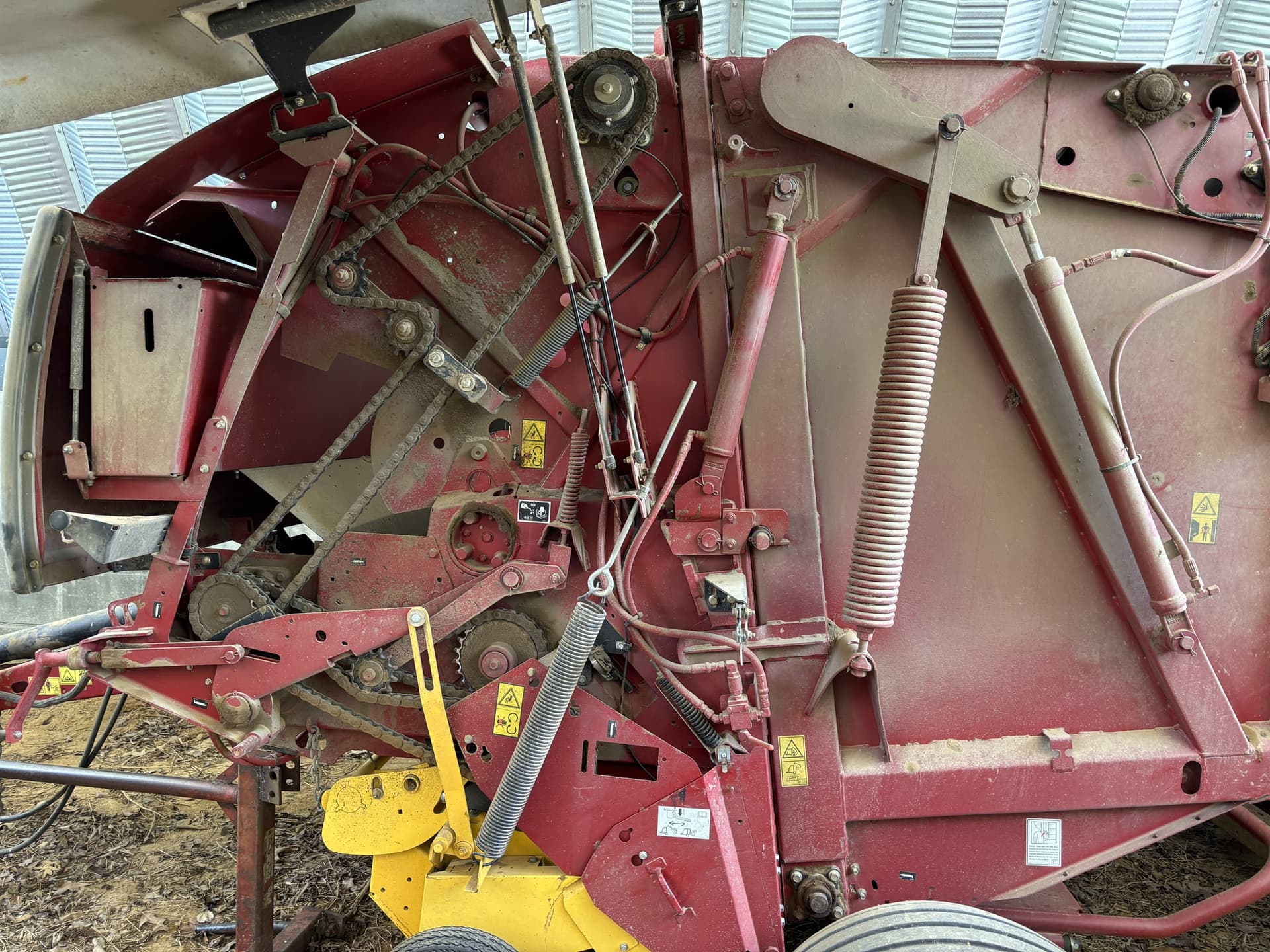 2015 New Holland Rollbelt 550 Image