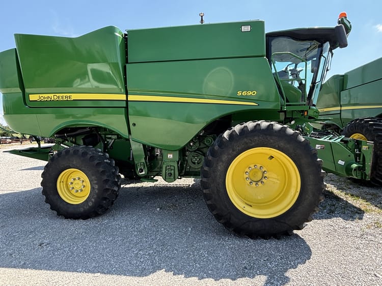 2015 John Deere S690 Image