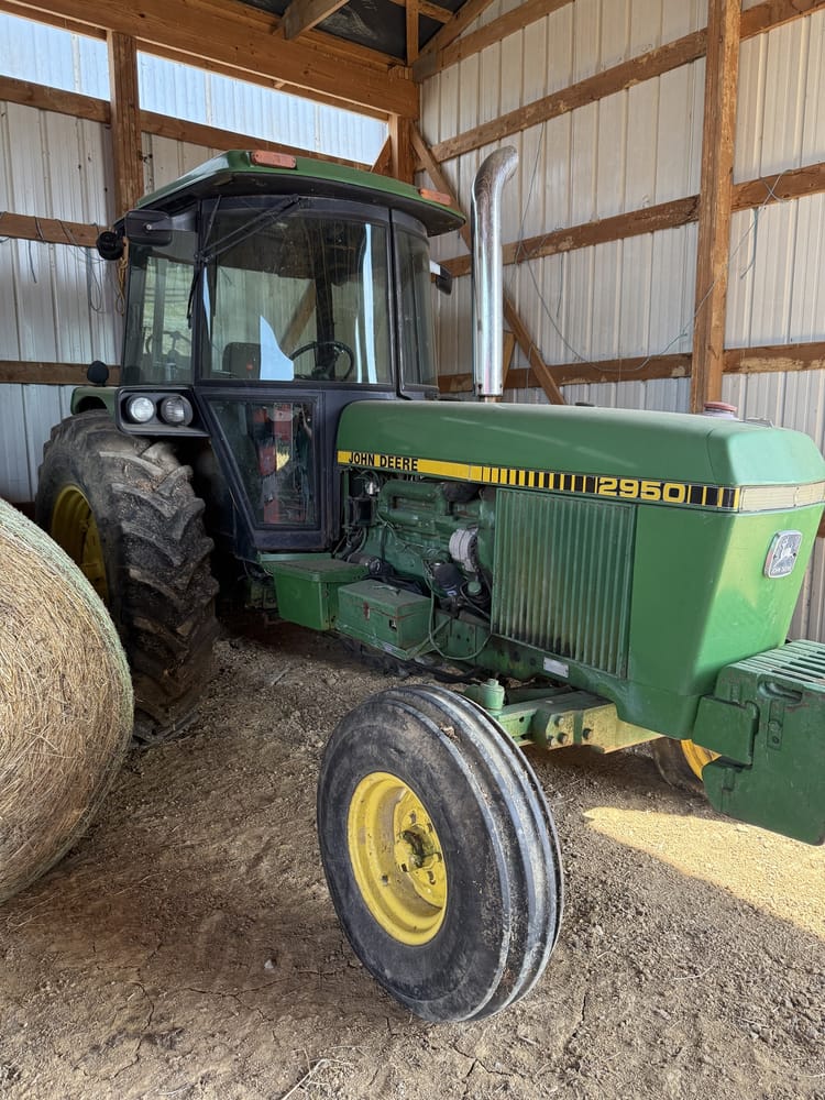 1983 John Deere 2950 Image