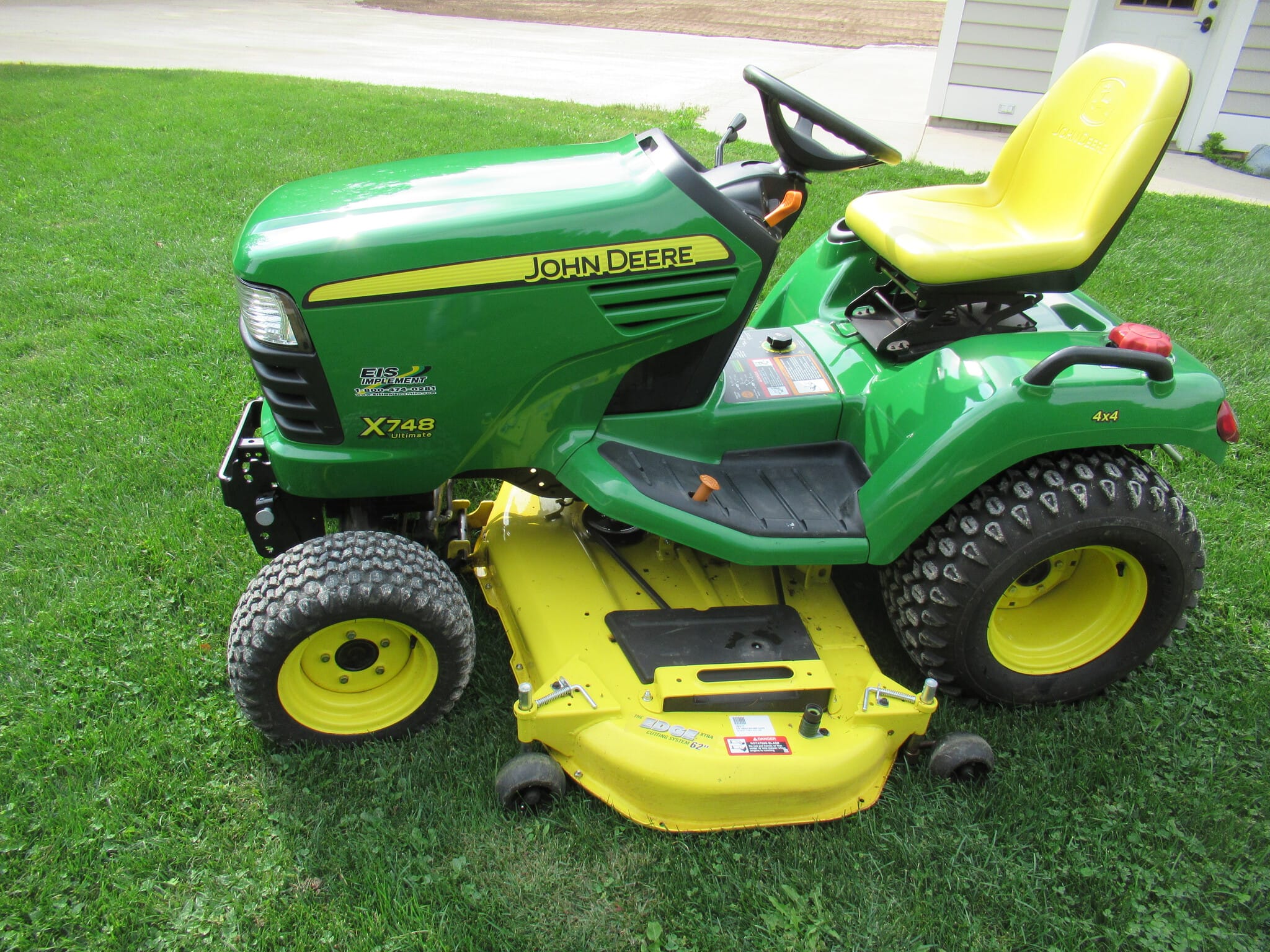 2010 John Deere X748 Image