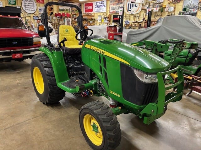 2015 John Deere 3033R Image