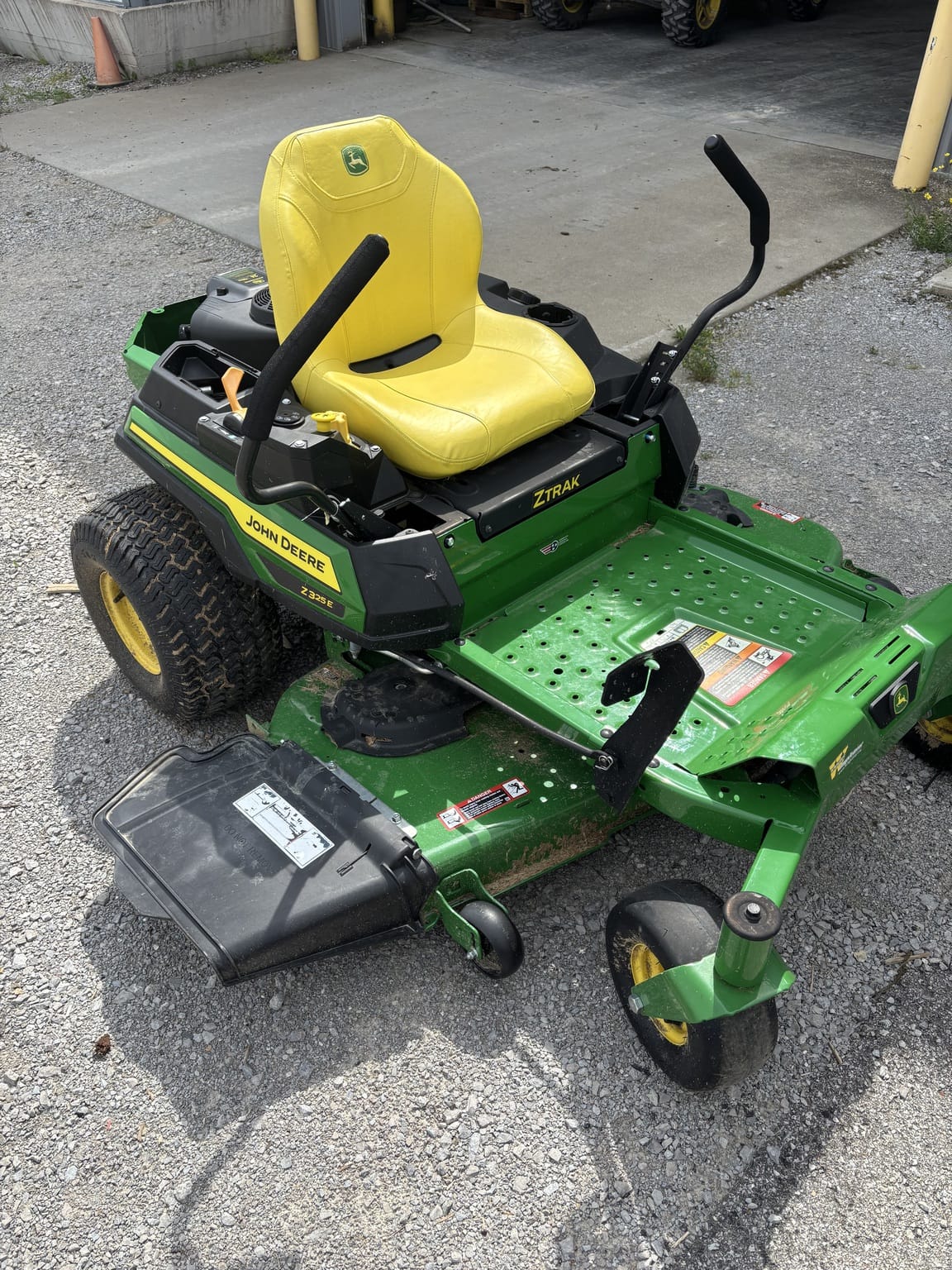 2024 John Deere Z325E Image