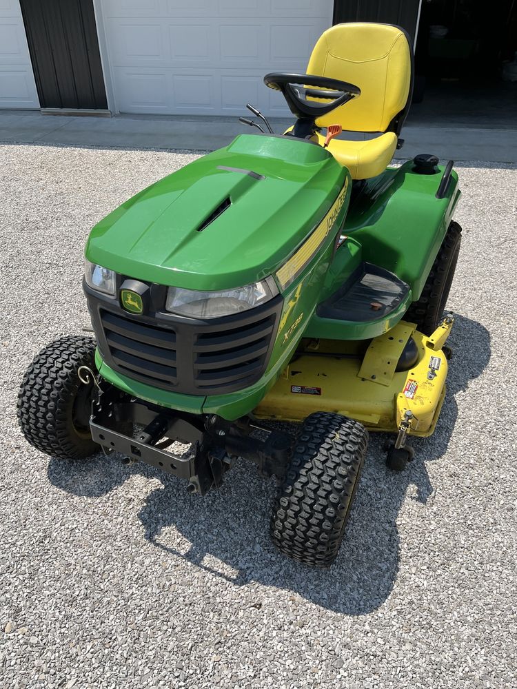 2013 John Deere X738