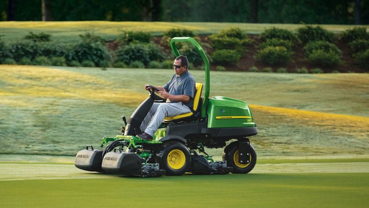 2400 PrecisionCut™ Gas Triplex Mower